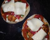 A picture of step 4 of Mini chicken pizza.