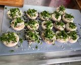 Une image de l'étape 6 de Champignons farcis aux tomates, emmental et coriandre.