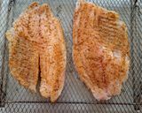 Foto del paso 2 de la receta: Filete de pescado al chipotle en air fryer con mayonesa a la albahaca