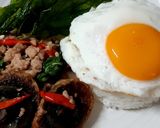 รูปขั้นตอนการทำที่ 3 ของ Special Simple Food 😊"Stir Fried Century Egg with Crispy Basil"