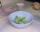Foto del paso 1 de la receta: Bocadillo de pechuga con pasta de aguacate