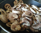 Foto del paso 3 de la receta: 🍄🍄Pasta de colores con fiambre de pavo y champiñones