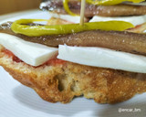 Foto del paso 4 de la receta: Montadito de sardina ahumada con queso fresco y piparra