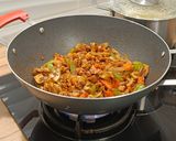 Foto del paso 5 de la receta Wok de pollo y champiñones salteados con repollo y verduras estilo oriental