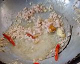 รูปขั้นตอนการทำที่ 2 ของ ผัดผักบุ้งไก่สับ