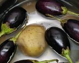 वांगे बटाटा सुकी भाजी (vange batata suki bhaji recipe in marathi) रेसिपी स्टेप 1 फोटो 