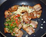 รูปขั้นตอนการทำที่ 4 ของ หมูสามชั้นผัดพริกเกลือ-ข้าวหมูสามชั้นผัดพริกเกลือ