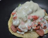 Foto del paso 6 de la receta: Arepa🫓rellena de queso🧀salchicha🌭y ensalada🍅🧅🥕