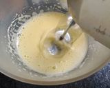 Foto del paso 1 de la receta: Bizcochuelo esponjoso con pera y pasas sin manteca