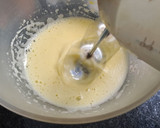 Foto del paso 1 de la receta: Bizcochuelo esponjoso con pera y pasas sin manteca