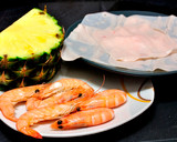 Foto del paso 1 de la receta: Canutillos de pechuga de pavo con langostinos y piña