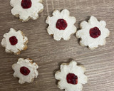 Foto del paso 2 de la receta: Tostadas en forma de flor con mermelada de frambuesa y queso crema