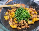 Une image de l'étape 14 de Poulet à l’ananas, oignon rouge, coriandre et cacahuètes.