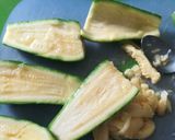 Foto del paso 1 de la receta: Calabacitas rellenas con carne y queso