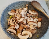 Foto del paso 3 de la receta: Solomillo de cerdo salteado con puerros y champiñones