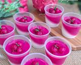 Foto langkah ke 5 dari resep Puding Susu Lapis Buah Naga.
