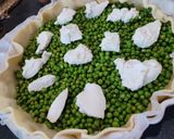 Une image de l'étape 5 de Tarte au Fromage de Chèvre, Petits Pois et Basilic et une Pointe de Miel 🍯.