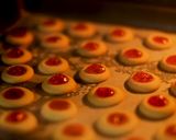 Foto langkah ke 6 dari resep Strawberry Thumbprint Cookies Devina Hermawan.