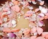 Hình bước làm 1 của món Trứng chiên thịt xúc xích