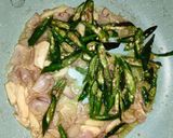 Foto langkah ke 4 dari resep Oseng Jambal Lombok Ijo.