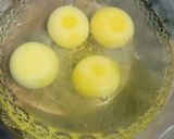 Foto langkah ke 1 dari resep Tamagoyaki / telur dadar gulung bunga bawang.