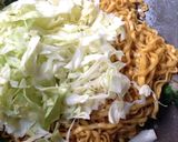 Foto langkah ke 4 dari resep Mie goreng simpel.