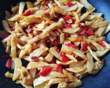 Foto del paso 2 de la receta: Revuelto de papas con chorizo y piquillos