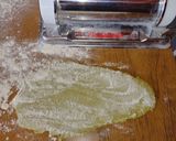 Foto del paso 2 de la receta: Tallarines caseros y moñitos para la sopa
