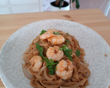 Foto del paso 4 de la receta: Noodles de arroz con langostinos y cebolla