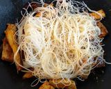 Foto del paso 4 de la receta: 144.🍜Fideos de arroz con berenjena, heura y kimchi🍆(Vegano)
