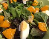 Foto del paso 6 de la receta: Ensalada de brotes tiernos, con salsa de queso Roquefort, pasas y mandarina