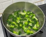 Foto langkah ke 2 dari resep Tumis Brokoli Bakso.