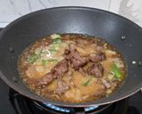 Foto langkah ke 5 dari resep Sapi Saus Lada Hitam.