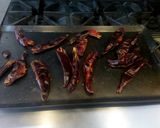 Foto del paso 2 de la receta: Salsa de huevo con chile guajillo