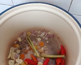 Foto langkah ke 2 dari resep Sup/pindang ikan patin bumbu iris.