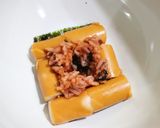 รูปขั้นตอนการทำที่ 4 ของ ข้าวผัดไข่ซอสมะเขือเทศใส่สาหร่ายกับ ฮอทดอก