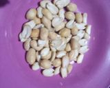 A picture of step 4 of Peanuts white chocolate.