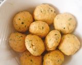 Hình bước làm 1 của món Aloo puri (bánh khoai tây chiên phồng Ấn Độ)