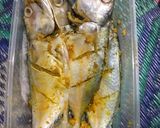 Foto langkah ke 2 dari resep Kembung Goreng Bumbu Kuning.