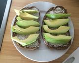 Foto del paso 2 de la receta Tostas de aguacate y queso ligero