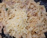 A picture of step 3 of White sauce pasta with chicken salami.