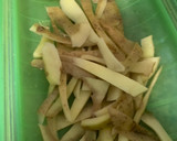 Foto del paso 1 de la receta: Chips de piel de patata en lekué con pimienta y ajo en polvo