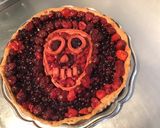 Une image de l'étape 9 de Tarte « skull » fruits rouges (du jardin) et citron pâte brisée rose.