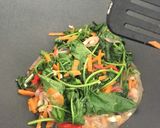 Foto langkah ke 7 dari resep Tumis bayam wortel.