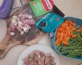 Foto langkah ke 1 dari resep 21. Oseng wortel, kacang panjang dan bakso.