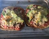 Foto del paso 4 de la receta Tostada de aguacate, tomate, atún y queso