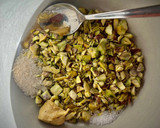 Foto del paso 2 de la receta: Ensalada de tomate corazón de buey con vinagreta de pistachos