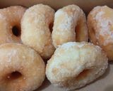 Foto langkah ke 8 dari resep Donat gula pasir karamel.