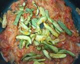 صورة لخطوة 3 من وصفة شكشوكة بالبصل والكوسة🥘