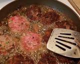 Foto del paso 1 de la receta: Tortitas de carne en caldillo rojo 🤤👌